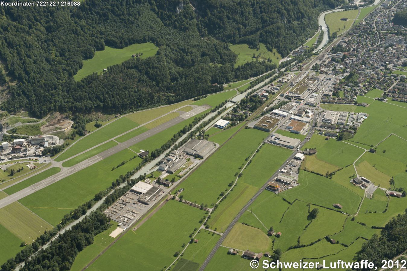 Industrien Netstal-Nord (Position: 2'723'276.53, 1'214'797.15), Blickrichtung S; Flugplatz Mollis; Netstal rechts oben im Bild.
